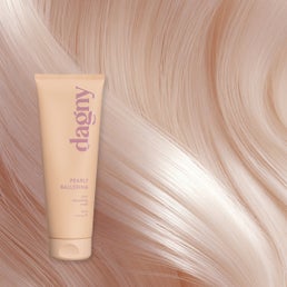 Dagny Pearly Ballerina tuo vaaleisiin hiuksiin pehme&auml;n helmi&auml;ishehkun.