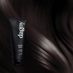 Dagny Outer Space tuo hiuksiin syv&auml;n grafiitinharmaan s&auml;vyn.