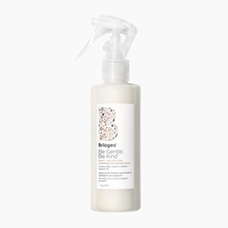 Briogeo Be Gentle, Be Kind&trade; Aloe + Oat Milk Ultra Soothing Detangling Spray sopii herk&auml;lle hiuspohjalle